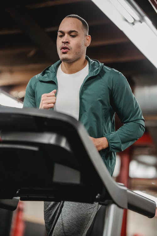 站在黑色汽车旁边的绿色长袖衬衫的男人 · 免费素材图片