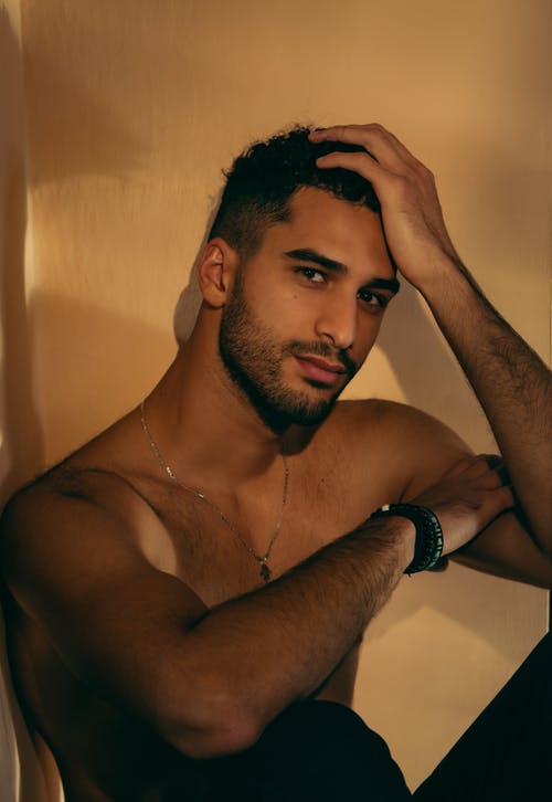 覆盖他的脸的银项链的男人 · 免费素材图片