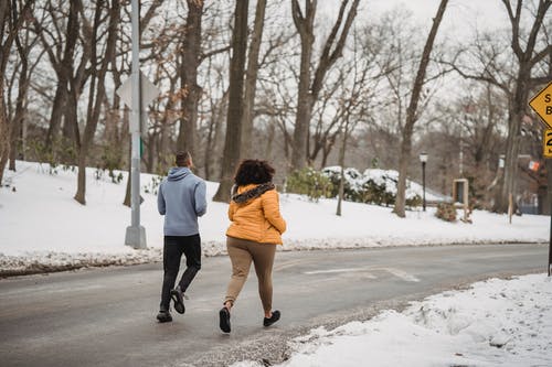 2名妇女在积雪的路上行走 · 免费素材图片