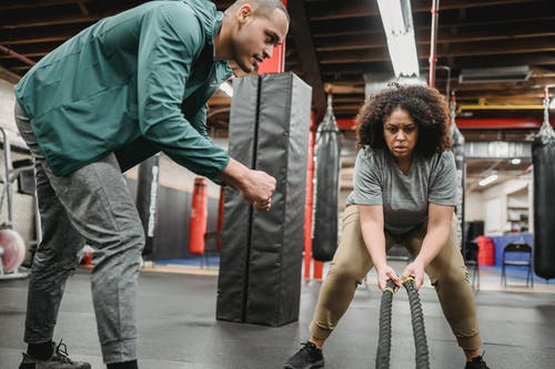 绿色长袖衬衫和灰色裤子的男人 · 免费素材图片