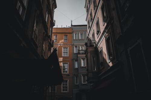 有关不动产, 从下面, 低角度的免费素材图片