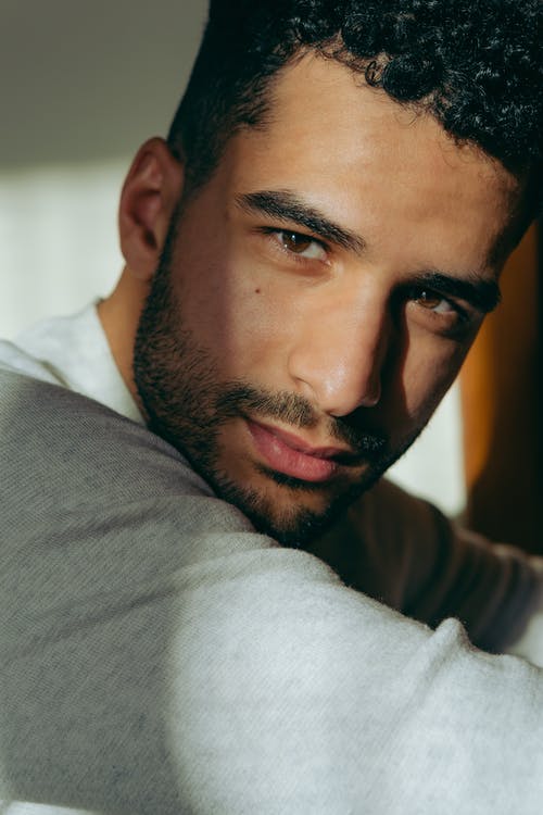 灰色长袖衬衫的男人 · 免费素材图片