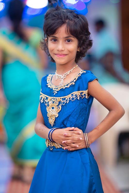 有关传统服饰, 儿童, 垂直拍摄的免费素材图片