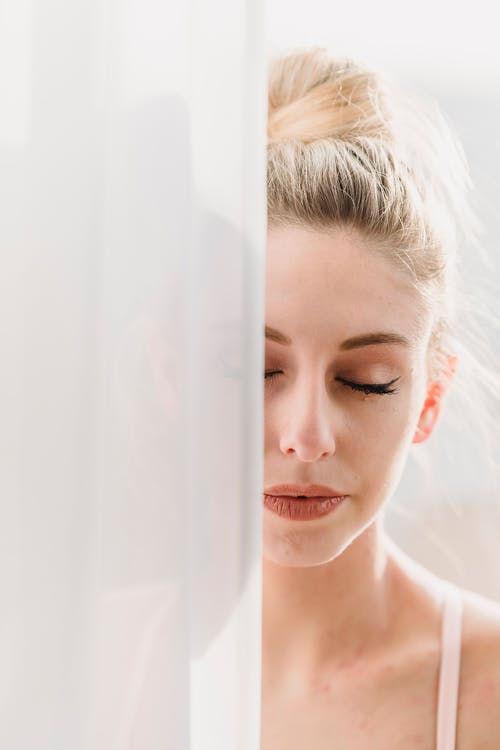 白色背心的女人 · 免费素材图片