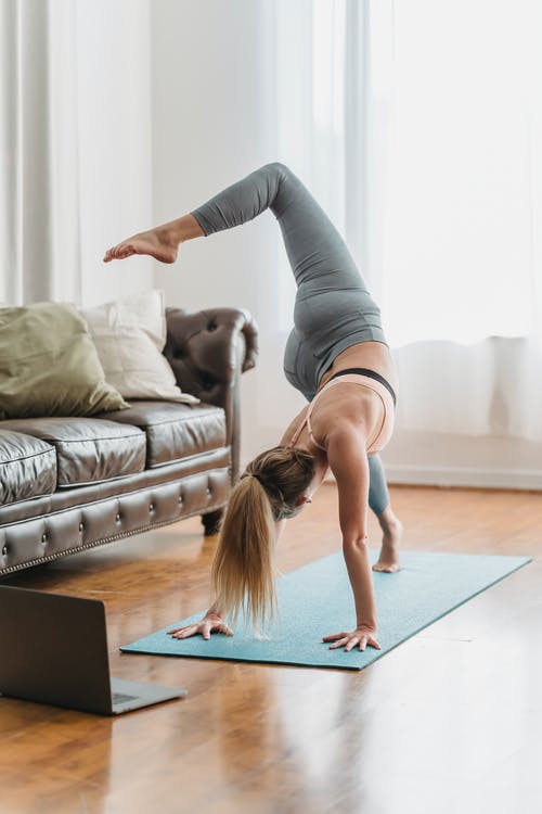 做瑜伽的灰色紧身裤的女人 · 免费素材图片