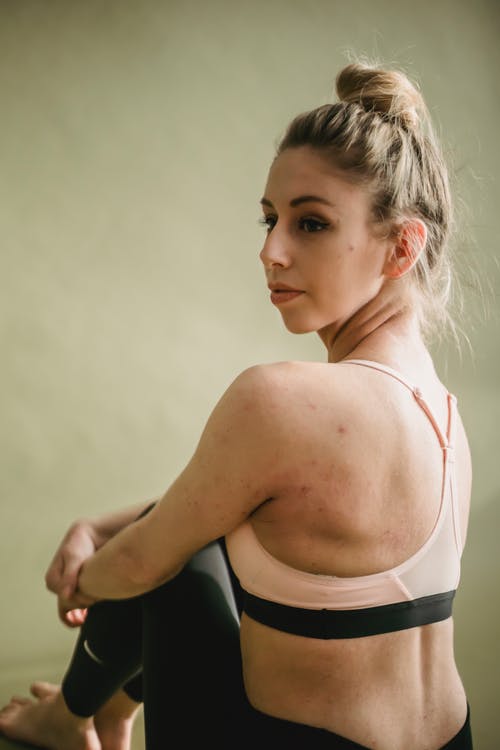 白色和黑色胸罩的女人 · 免费素材图片