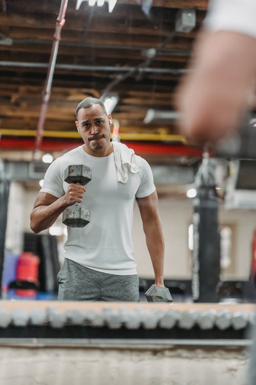 白船员的脖子t恤，拿着瓶子的人 · 免费素材图片