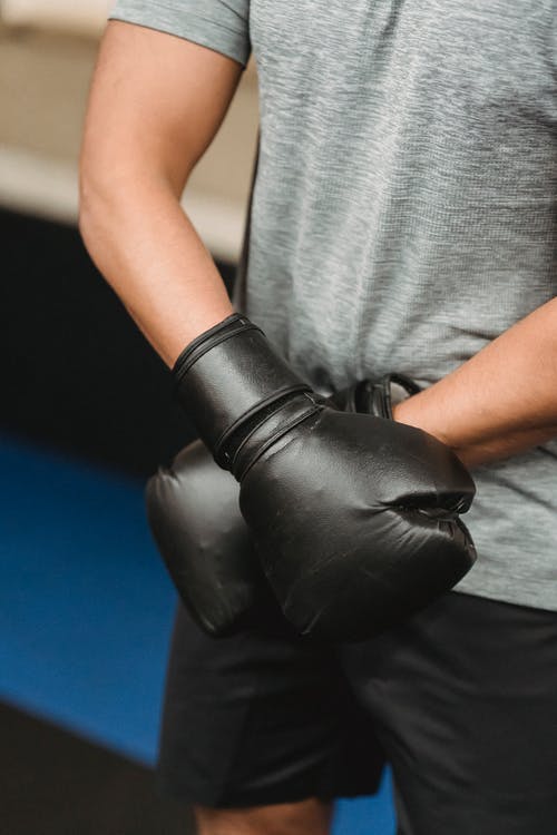 灰色衬衫和黑色皮革拳击手套的人 · 免费素材图片