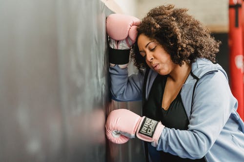 黑色皮夹克和粉红色拳击手套的女人 · 免费素材图片
