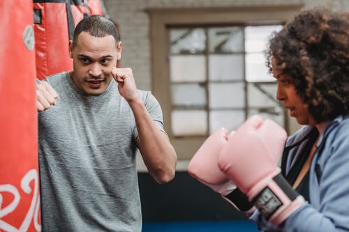 拿着灰色皮包的灰色圆领t恤的男人 · 免费素材图片