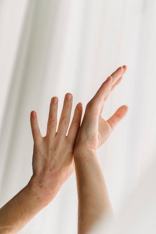 人手上白色纺织 · 免费素材图片