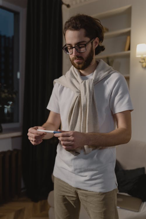 有关人, 室内, 怀孕测试的免费素材图片