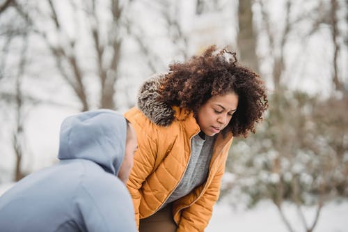 蓝色的裤子，坐在棕色的木凳上的女人 · 免费素材图片