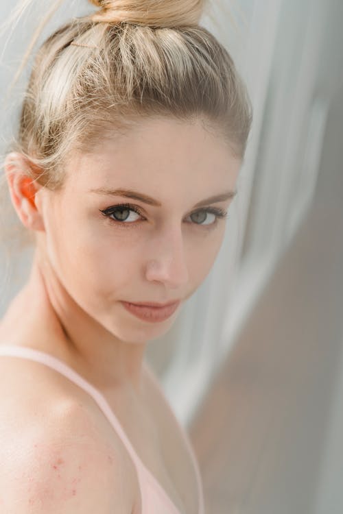 白色背心的女人 · 免费素材图片