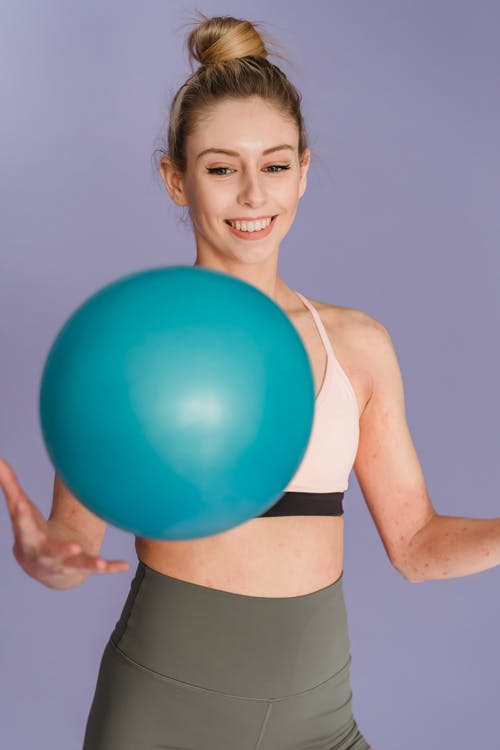 拿着蓝色气球的蓝色比基尼泳装的女人 · 免费素材图片