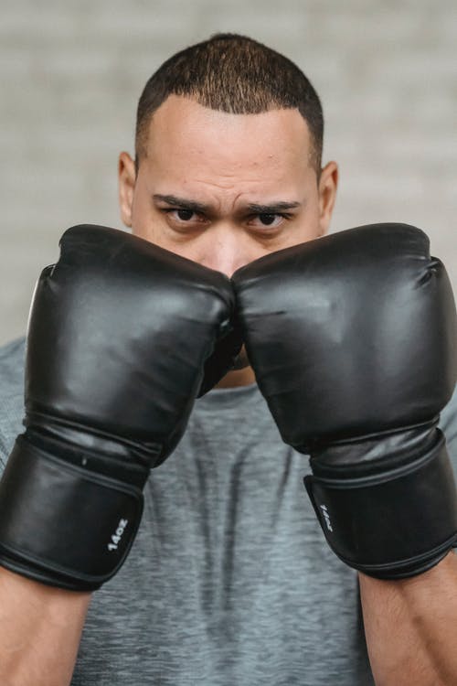 黑色拳击手套的人 · 免费素材图片