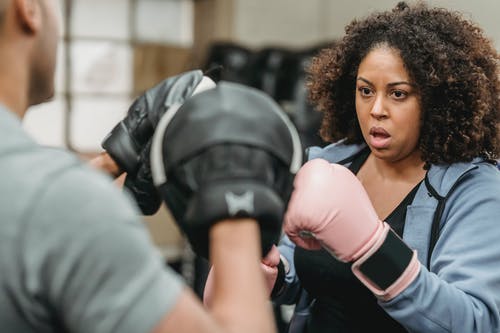 黑色和白色制服的女人 · 免费素材图片