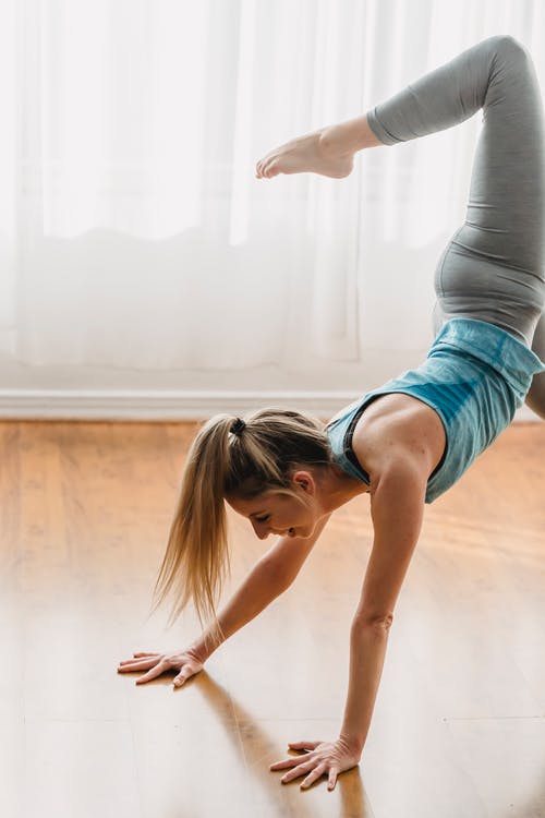 灰色背心和蓝色牛仔短裤做瑜伽的女人 · 免费素材图片