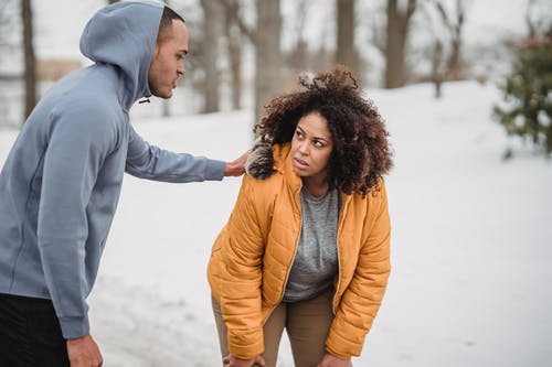 灰色连帽衫的男人拥抱橙色毛衣的女人 · 免费素材图片