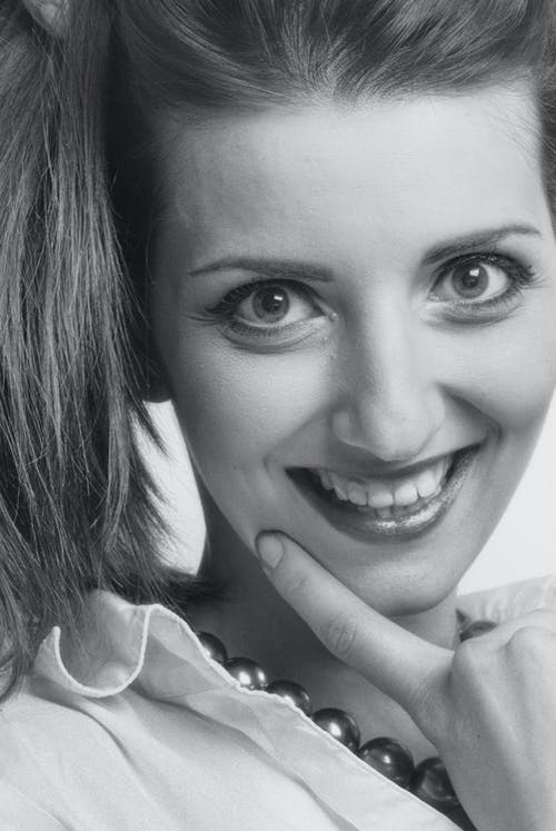 有关单色, 垂直拍摄, 女人的免费素材图片