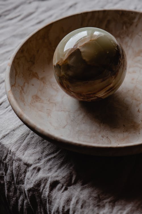 棕色陶瓷板上的金球 · 免费素材图片