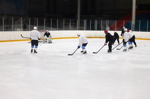 在冰原上打曲棍球的人 · 免费素材图片