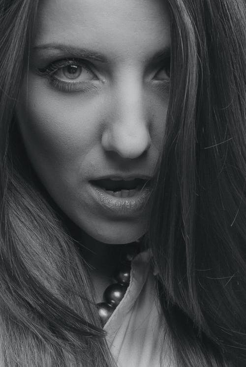 有关单色, 垂直拍摄, 女人的免费素材图片