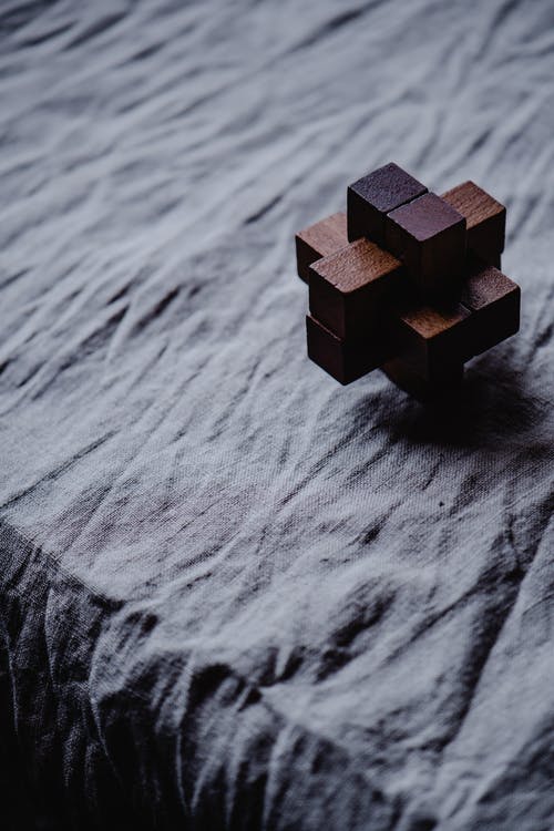 棕色木制立方体上灰色纺织 · 免费素材图片