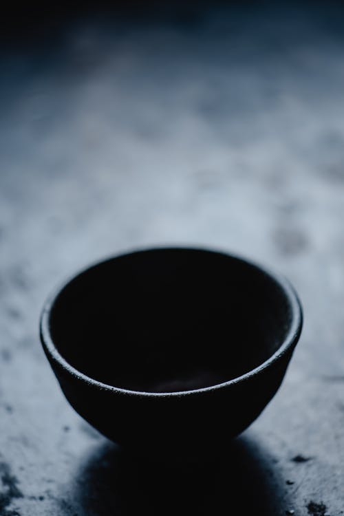 灰色表面黑色圆形陶瓷碗 · 免费素材图片