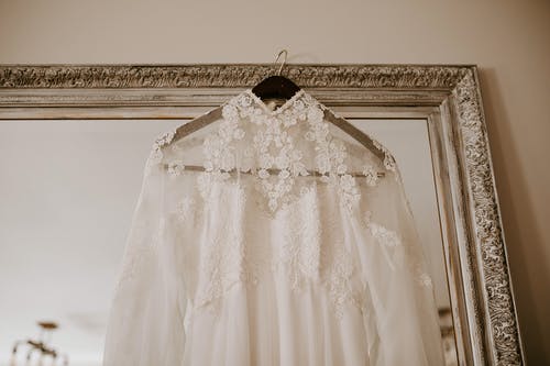 棕色木衣架上的白色花蕾丝连衣裙 · 免费素材图片