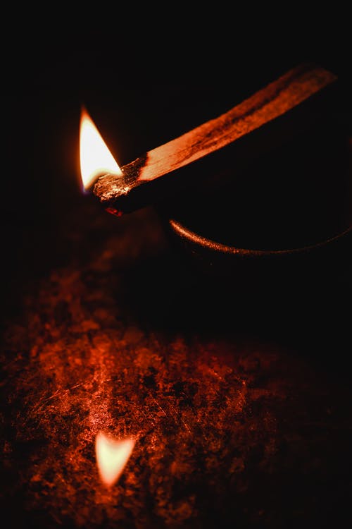 棕色木棍上点燃的蜡烛 · 免费素材图片