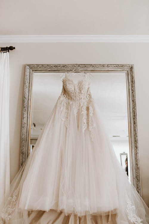 白色的花艺婚纱，白色的木门上 · 免费素材图片