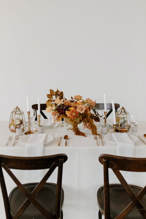 白色和棕色木制餐桌椅 · 免费素材图片