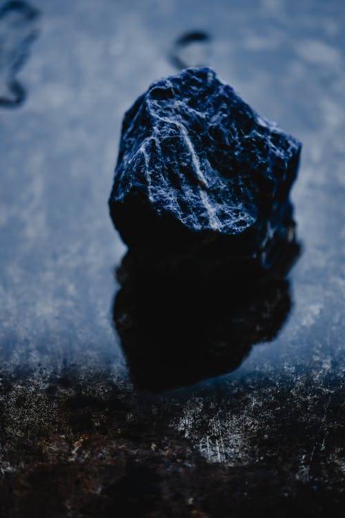 黑色表面上的黑石头 · 免费素材图片