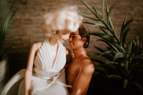 白色无袖连衣裙的女人 · 免费素材图片