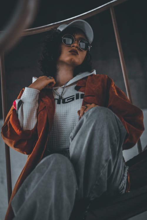 有关喜怒无常, 坐, 垂直拍摄的免费素材图片