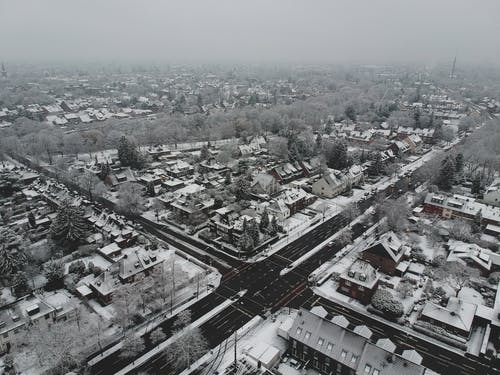 有关下雪的天气, 冬季, 天际线的免费素材图片