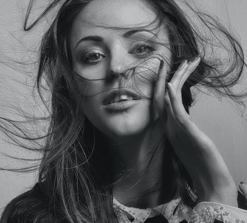 有关单色, 女人, 摆姿势的免费素材图片