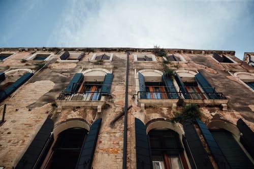 有关不动产, 从下面, 低角度的免费素材图片