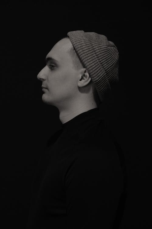 有关（顶部有小羊毛球的）羊毛帽子, 人, 侧面图的免费素材图片