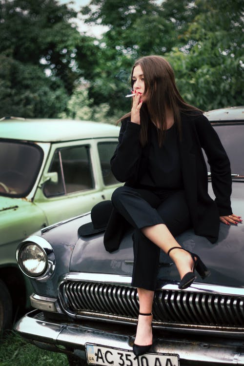 有关交叉的双腿, 兜帽, 垂直拍摄的免费素材图片