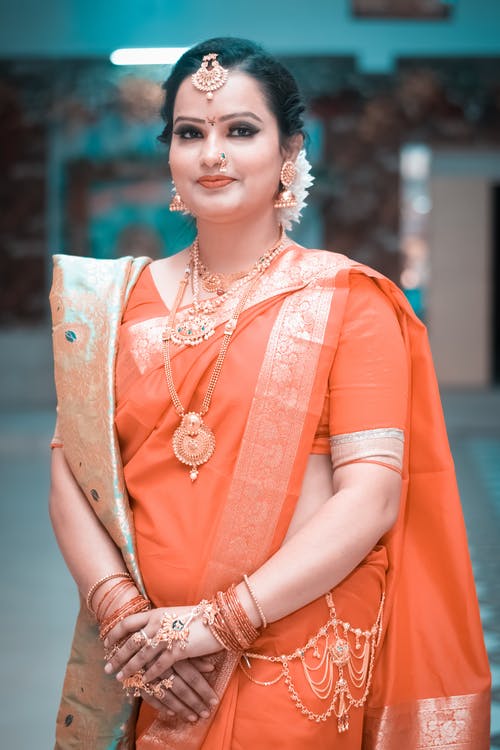 有关中等特写, 传统服装, 传统服饰的免费素材图片