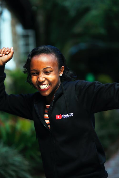 有关垂直拍摄, 微笑, 快乐的免费素材图片