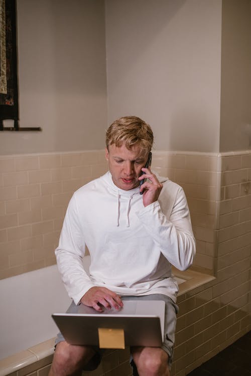 有关人, 垂直拍摄, 手机的免费素材图片