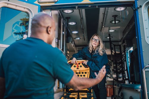 有关人, 女人, 担架的免费素材图片