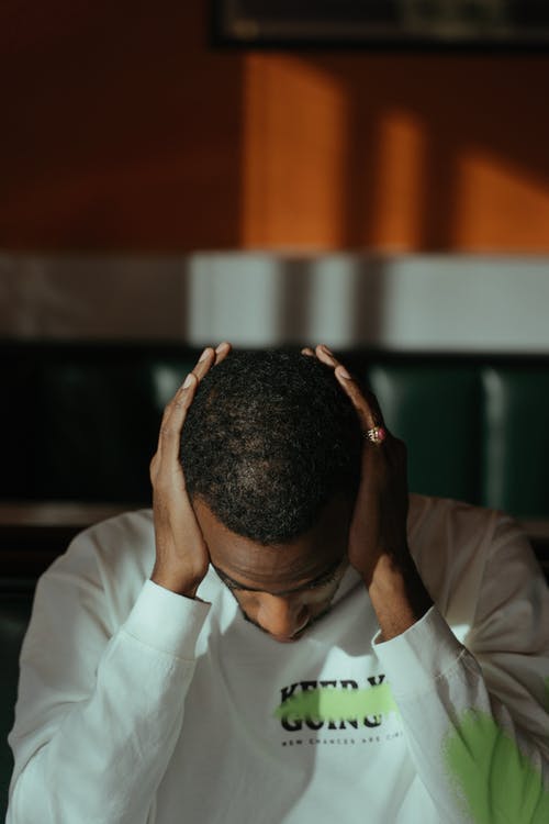 有关严肃, 压力, 手放在头上的免费素材图片