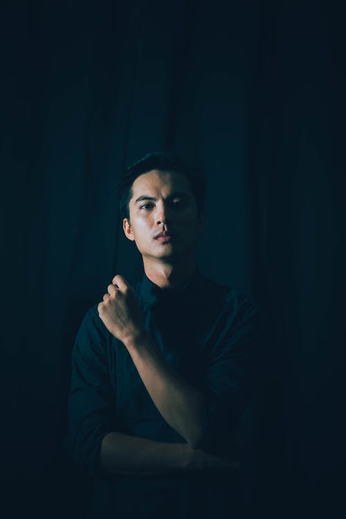 有关嚴肅, 垂直拍摄, 好看的免费素材图片