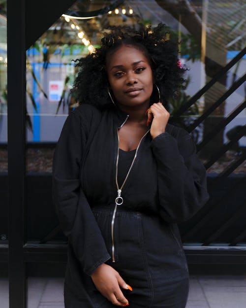 有关垂直拍摄, 微笑, 卷发的免费素材图片