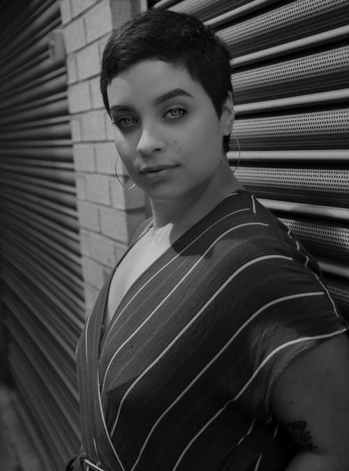 有关单色, 垂直拍摄, 女人的免费素材图片