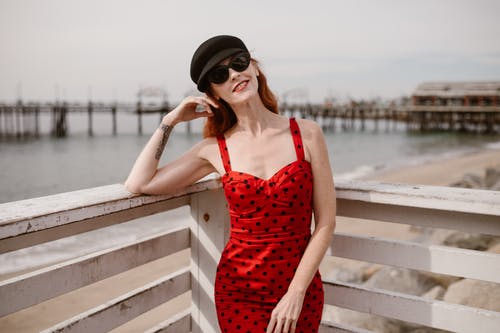 有关倚, 刺青的, 墨镜的免费素材图片